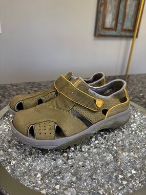 Privo by Clark’s Olive Green and Yellow Closed-Toe Outdoor Sandals M7.5 W9